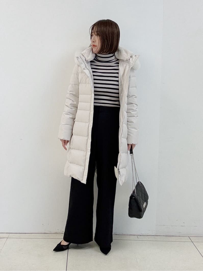 ブラック系のショルダーバッグ、ブラック系のその他パンツ、ベージュ系のニット/セーターを着用したレディースの冬コーディネートの2枚目の写真