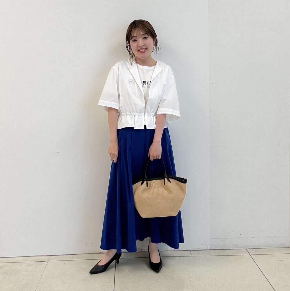 ホワイト系のTシャツ/カットソー、ブラック系のパンプス、ブルー系のスカートを着用したレディースの春コーディネートの2枚目の写真