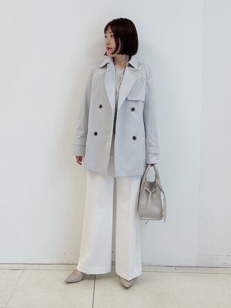 ベージュ系のパンプス、ホワイト系のその他パンツ、ホワイト系のノーカラージャケットを着用したレディースの冬コーディネートの2枚目の写真