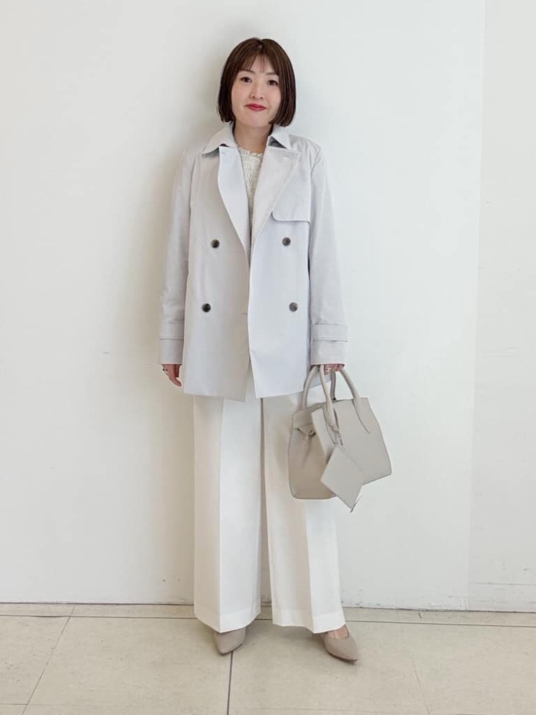 ベージュ系のパンプス、ホワイト系のその他パンツ、ホワイト系のノーカラージャケットを着用したレディースの冬コーディネートの4枚目の写真