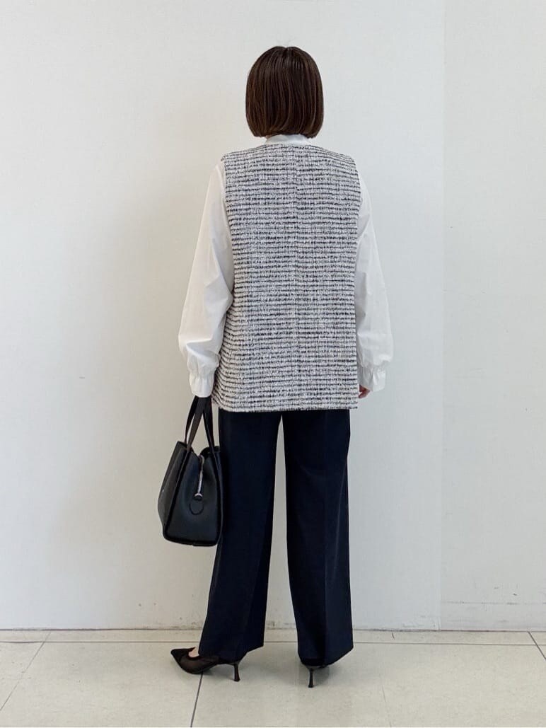 ブラック系のハンドバッグ、ブルー系のその他パンツ、ホワイト系のその他トップスを着用したレディースの春コーディネートの4枚目の写真