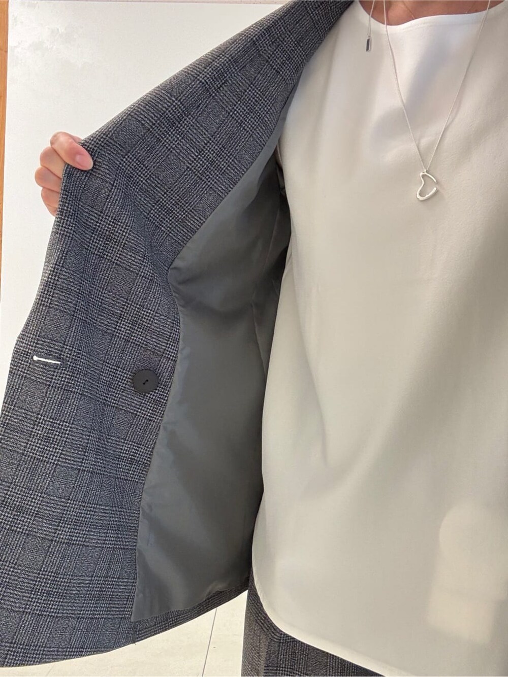 ブラック系のテーラードジャケット、ブラック系のその他パンツ、ホワイト系のTシャツ/カットソーを着用したレディースの冬コーディネートの4枚目の写真