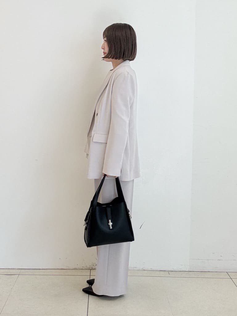 ブラック系のショルダーバッグ、ブラック系のパンプス、ベージュ系のその他パンツを着用したレディースの春コーディネートの4枚目の写真