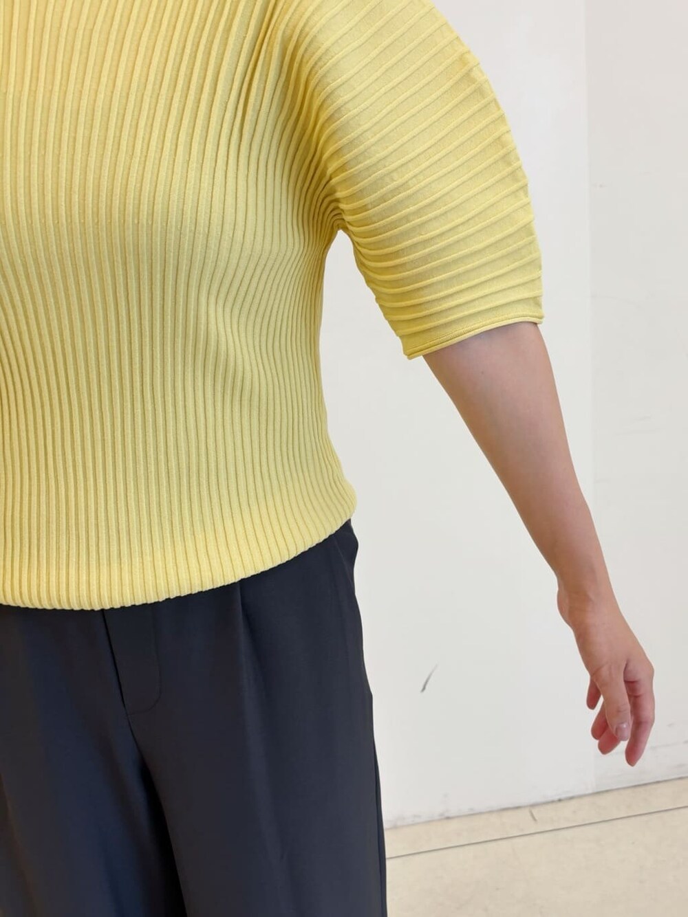 イエロー系のTシャツ/カットソー、グレー系のその他パンツ、ブラック系のショルダーバッグを着用したレディースの夏コーディネートの4枚目の写真