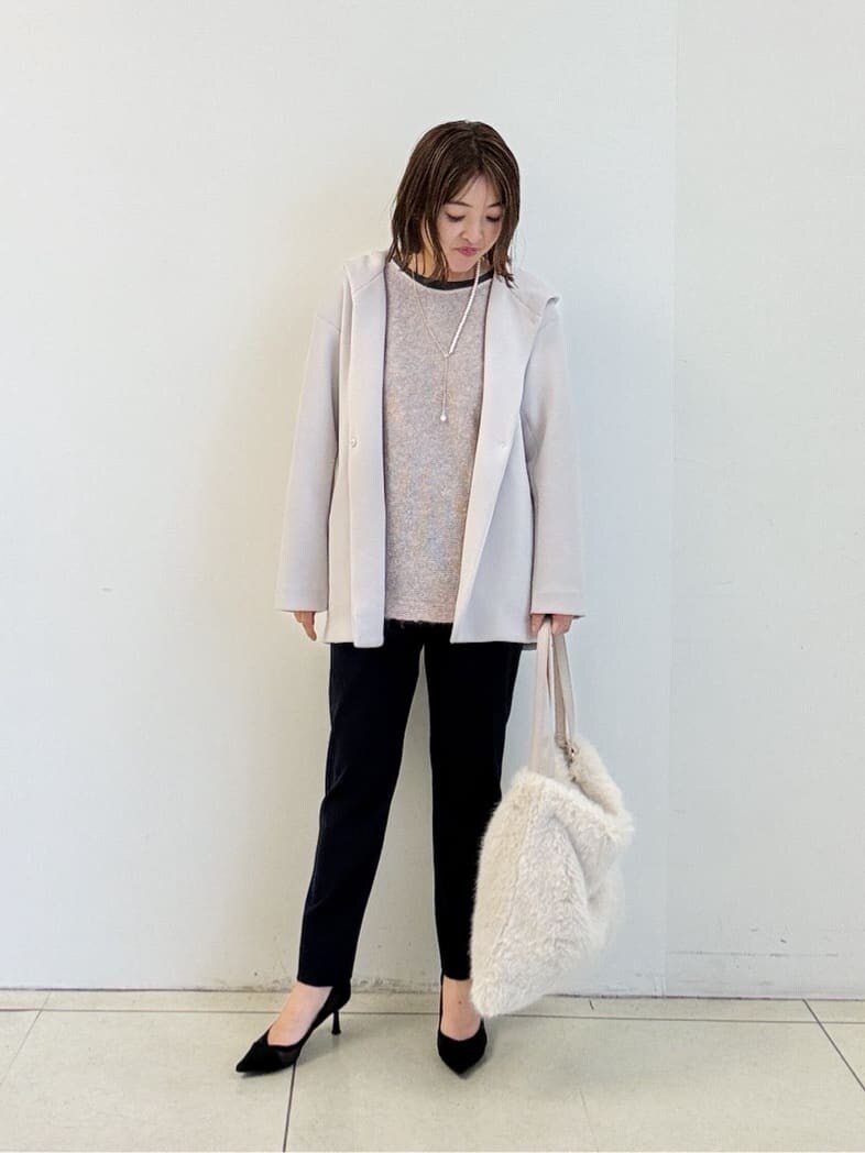 ブルー系のその他パンツ、ピンク系のニット/セーター、グレー系のTシャツ/カットソーを着用したレディースの冬コーディネートの2枚目の写真
