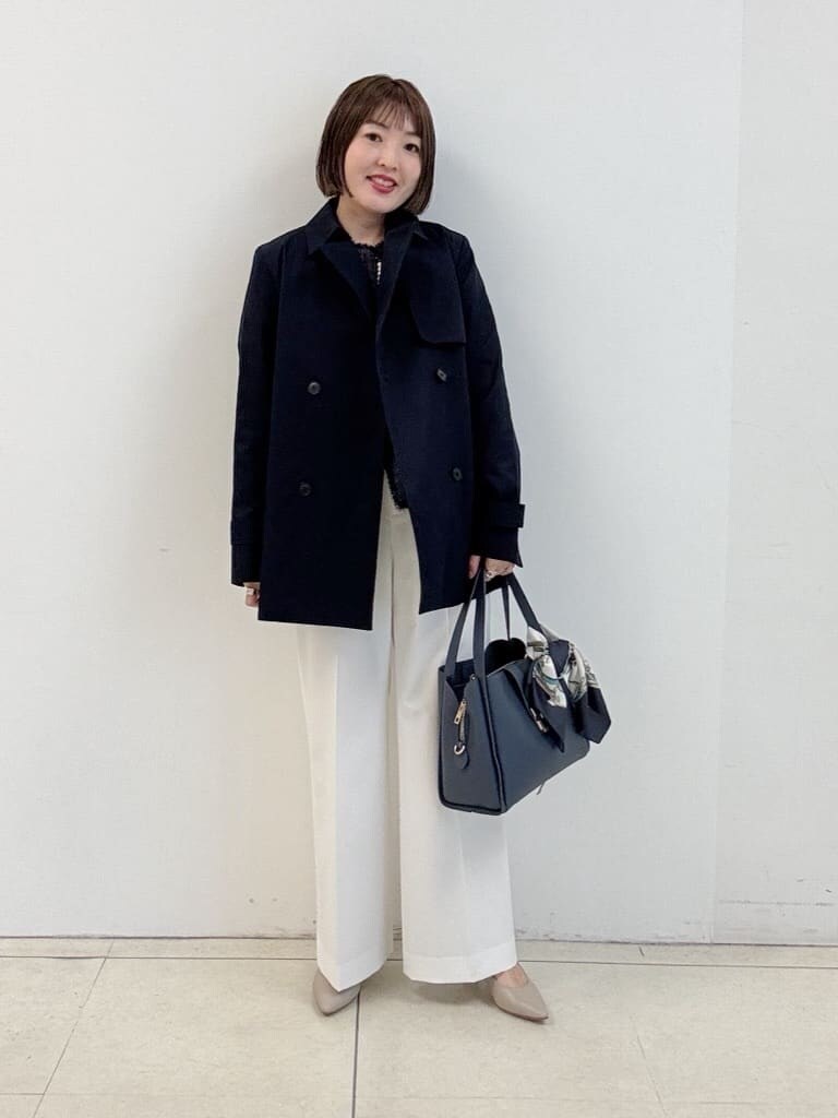 ベージュ系のパンプス、ホワイト系のその他パンツ、ブルー系のノーカラージャケットを着用したレディースの冬コーディネートの2枚目の写真