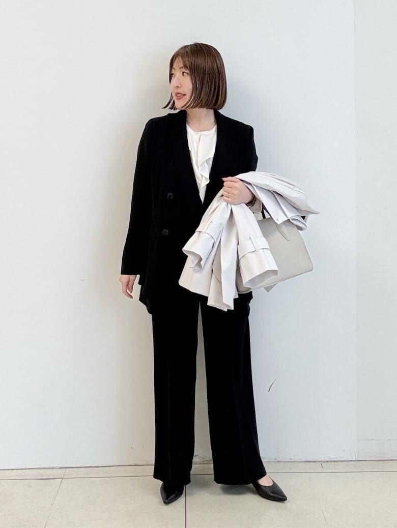 ブラック系のパンプス、ブラック系のその他パンツ、ホワイト系のシャツ/ブラウスを着用したレディースの春コーディネートの5枚目の写真