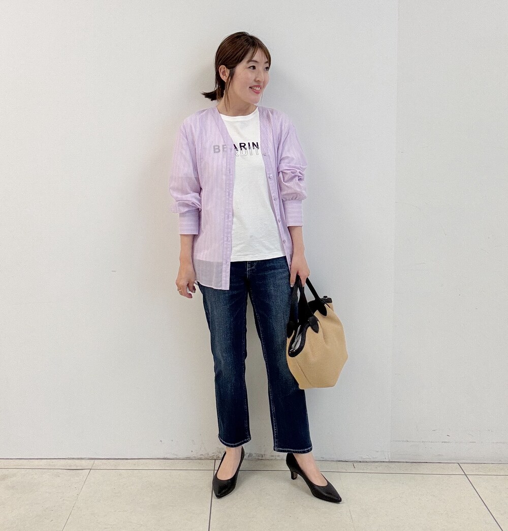 ブルー系のデニムパンツ、ホワイト系のTシャツ/カットソー、ブラック系のパンプスを着用したレディースの春コーディネートの5枚目の写真