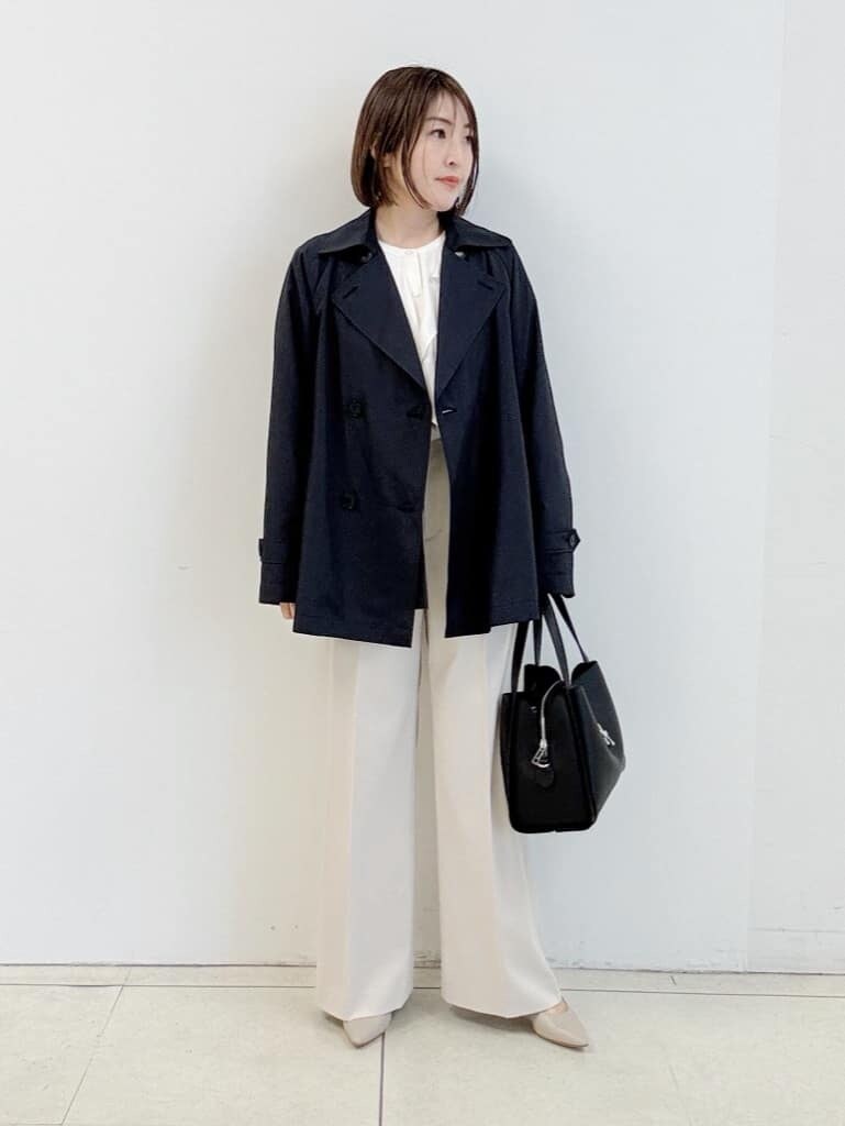ベージュ系のその他パンツ、ブラック系のハンドバッグ、ホワイト系のシャツ/ブラウスを着用したレディースの冬コーディネートの3枚目の写真