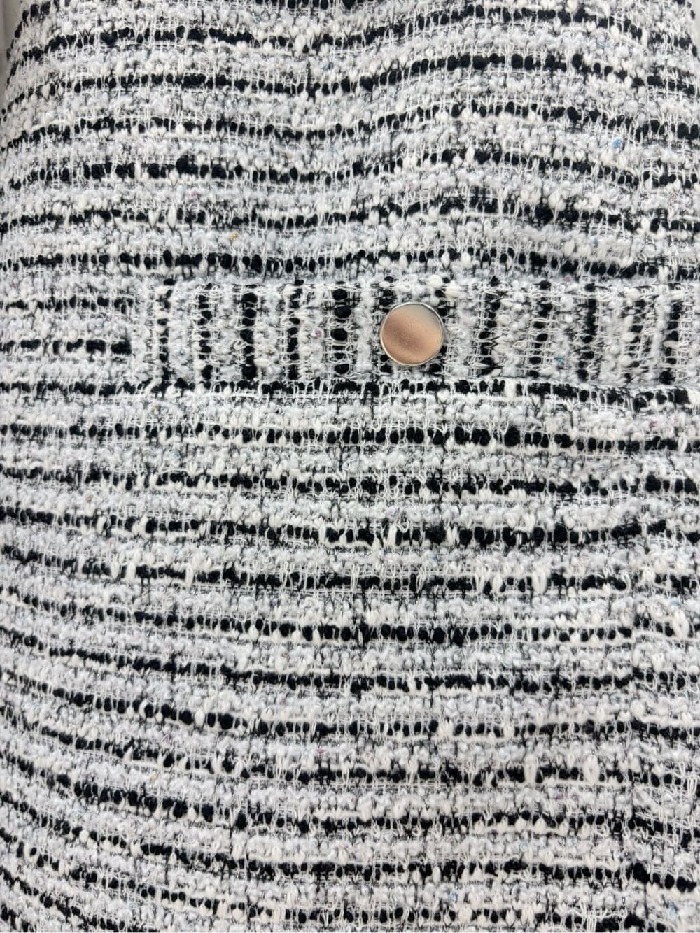 ブラック系のハンドバッグ、ブルー系のその他パンツ、ホワイト系のその他トップスを着用したレディースの春コーディネートの6枚目の写真