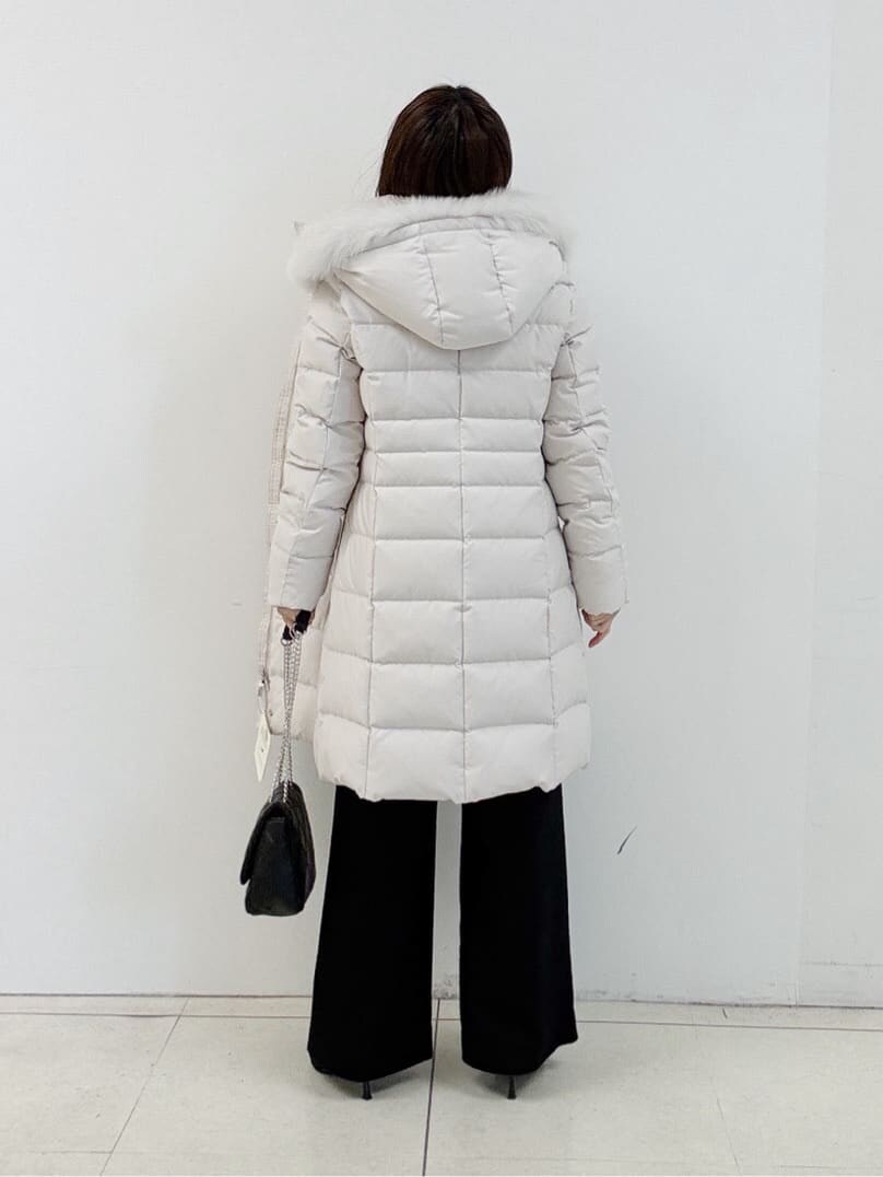 ブラック系のショルダーバッグ、ブラック系のその他パンツ、ベージュ系のニット/セーターを着用したレディースの冬コーディネートの4枚目の写真