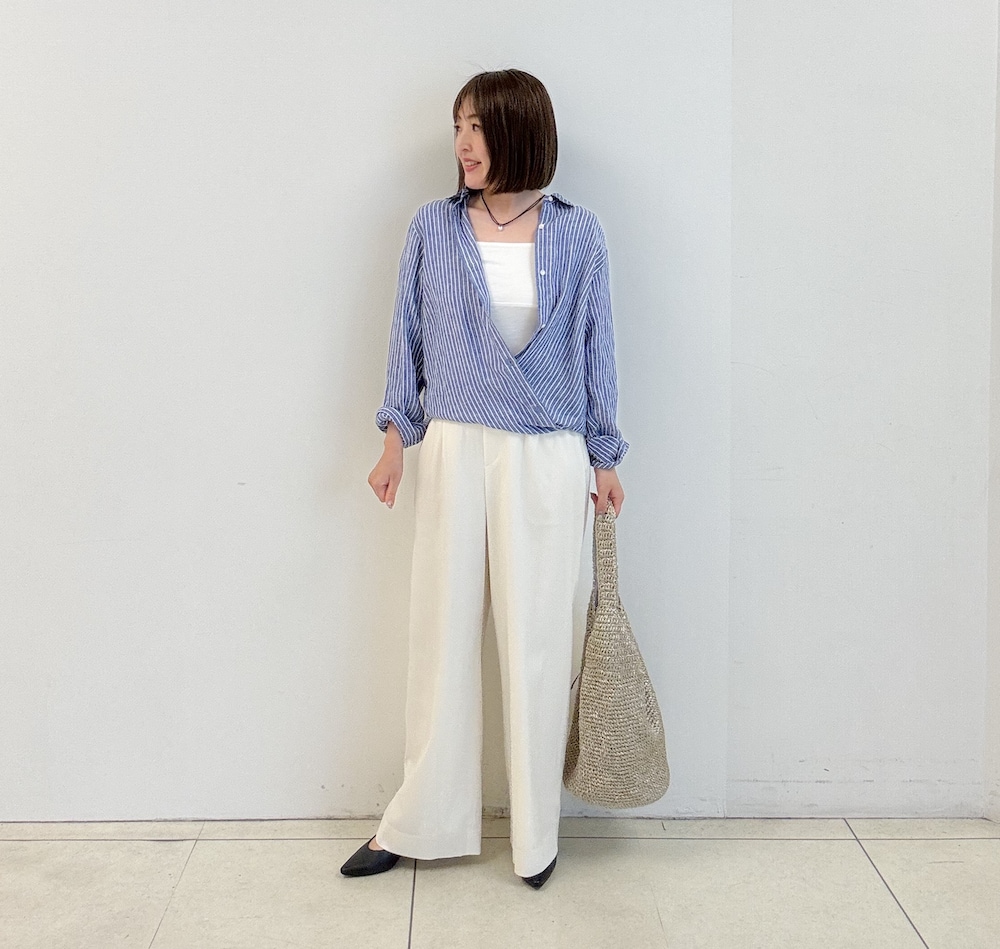 ホワイト系のその他パンツ、ブルー系のシャツ/ブラウス、ブラウン系のトートバッグを着用したレディースの春コーディネートの3枚目の写真