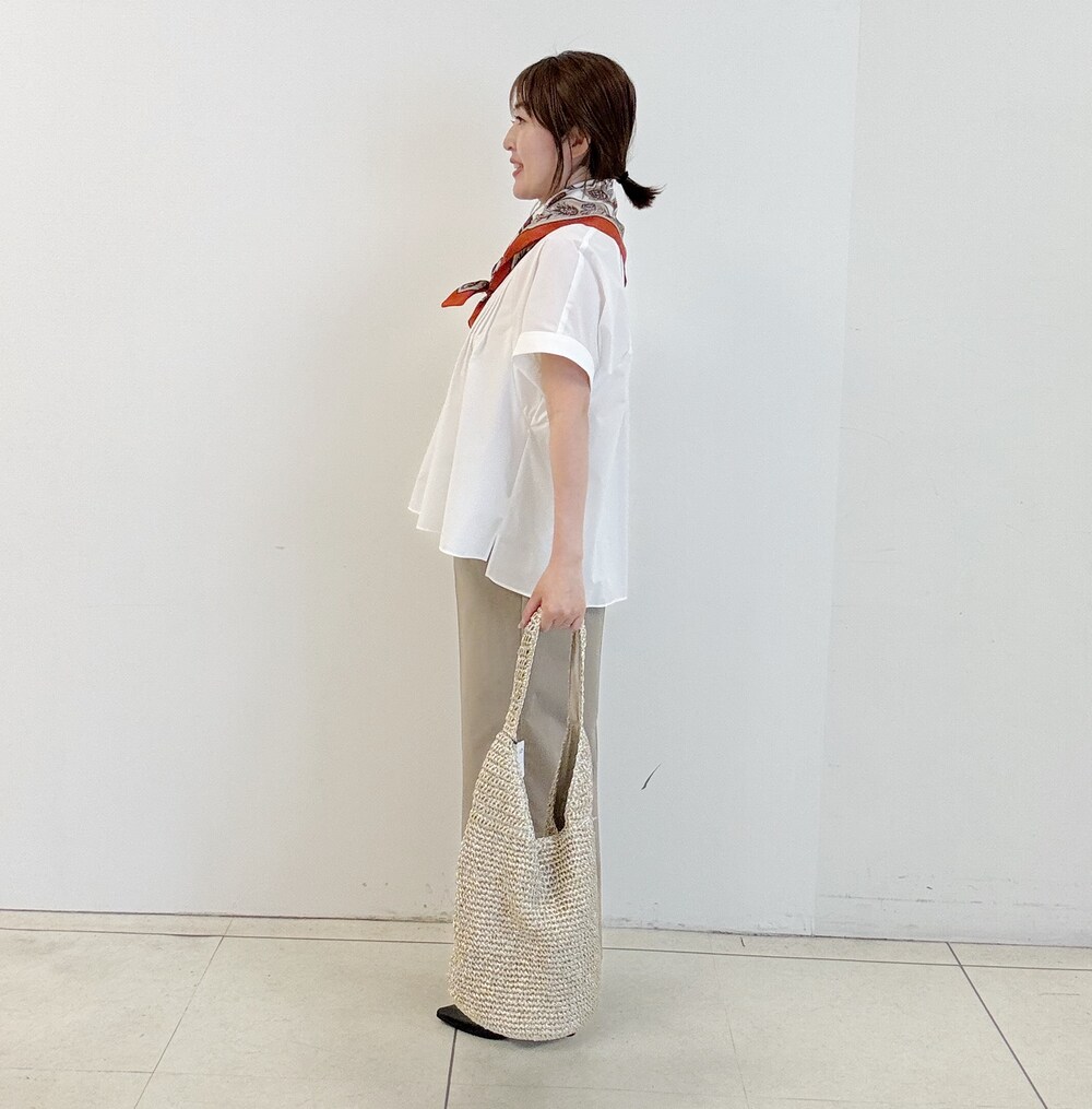 ブラック系のパンプス、シルバー系のトートバッグ、ホワイト系のシャツ/ブラウスを着用したレディースの春コーディネートの3枚目の写真