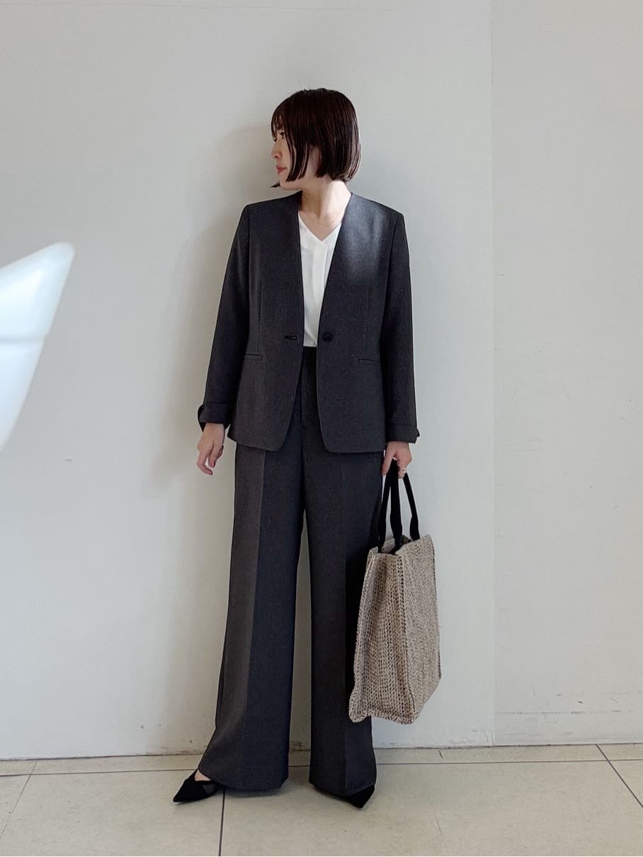 グレー系のスーツパンツ、グレー系のスーツジャケット、ホワイト系のシャツ/ブラウスを着用したレディースの冬コーディネートの2枚目の写真