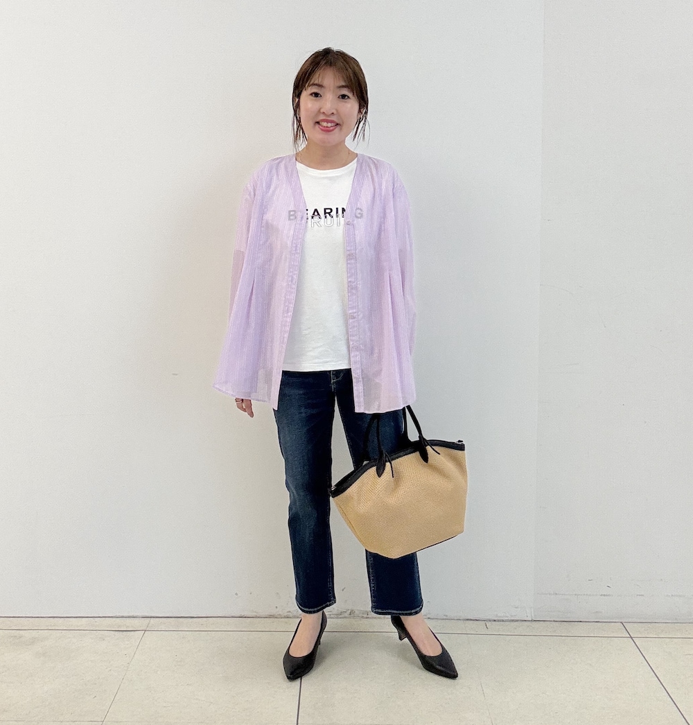 ブルー系のデニムパンツ、ホワイト系のTシャツ/カットソー、ブラック系のパンプスを着用したレディースの春コーディネートの2枚目の写真