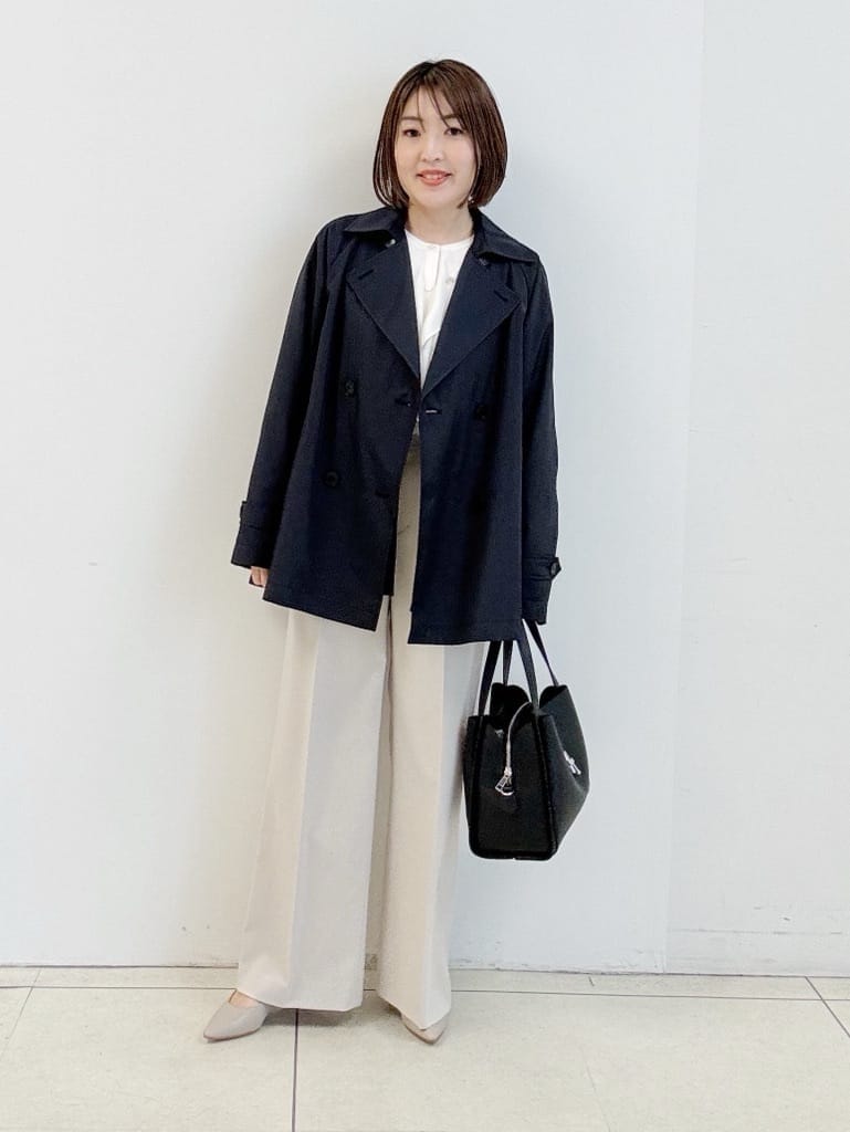 ベージュ系のその他パンツ、ブラック系のハンドバッグ、ホワイト系のシャツ/ブラウスを着用したレディースの冬コーディネートの2枚目の写真