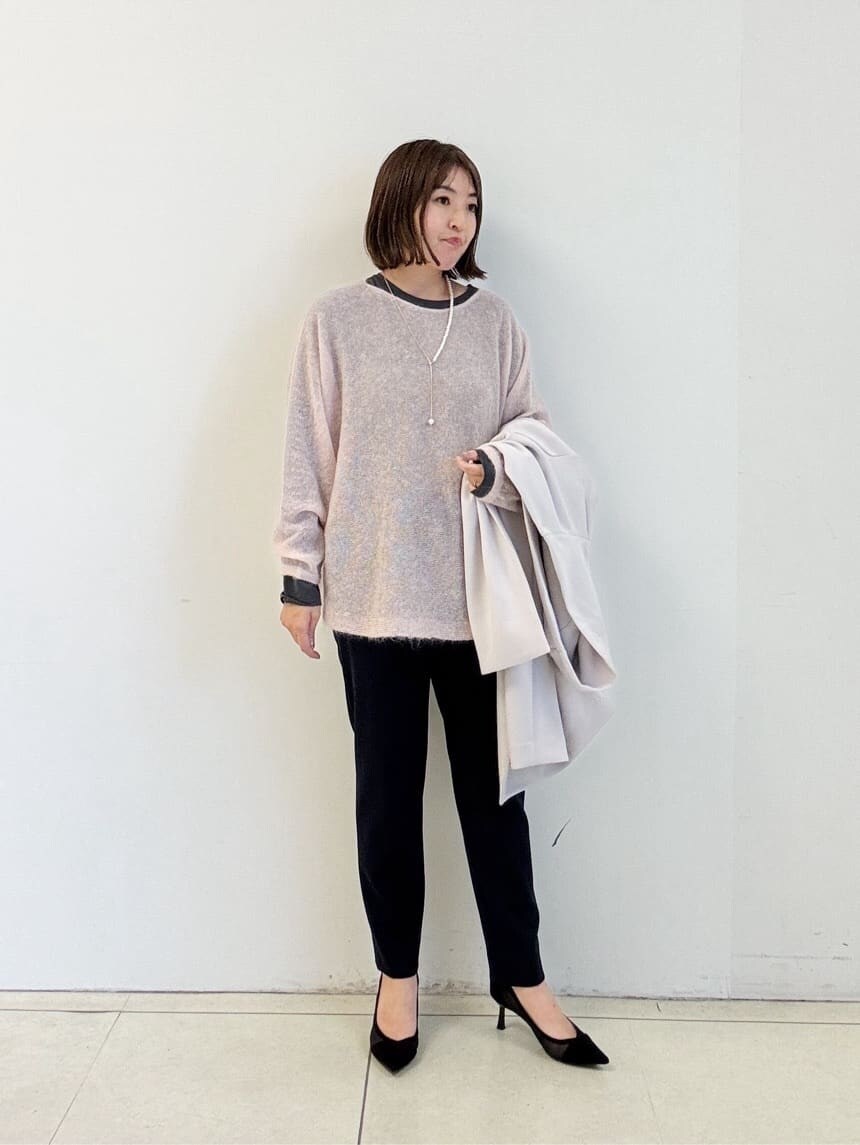 ブルー系のその他パンツ、ピンク系のニット/セーター、グレー系のTシャツ/カットソーを着用したレディースの冬コーディネートの3枚目の写真