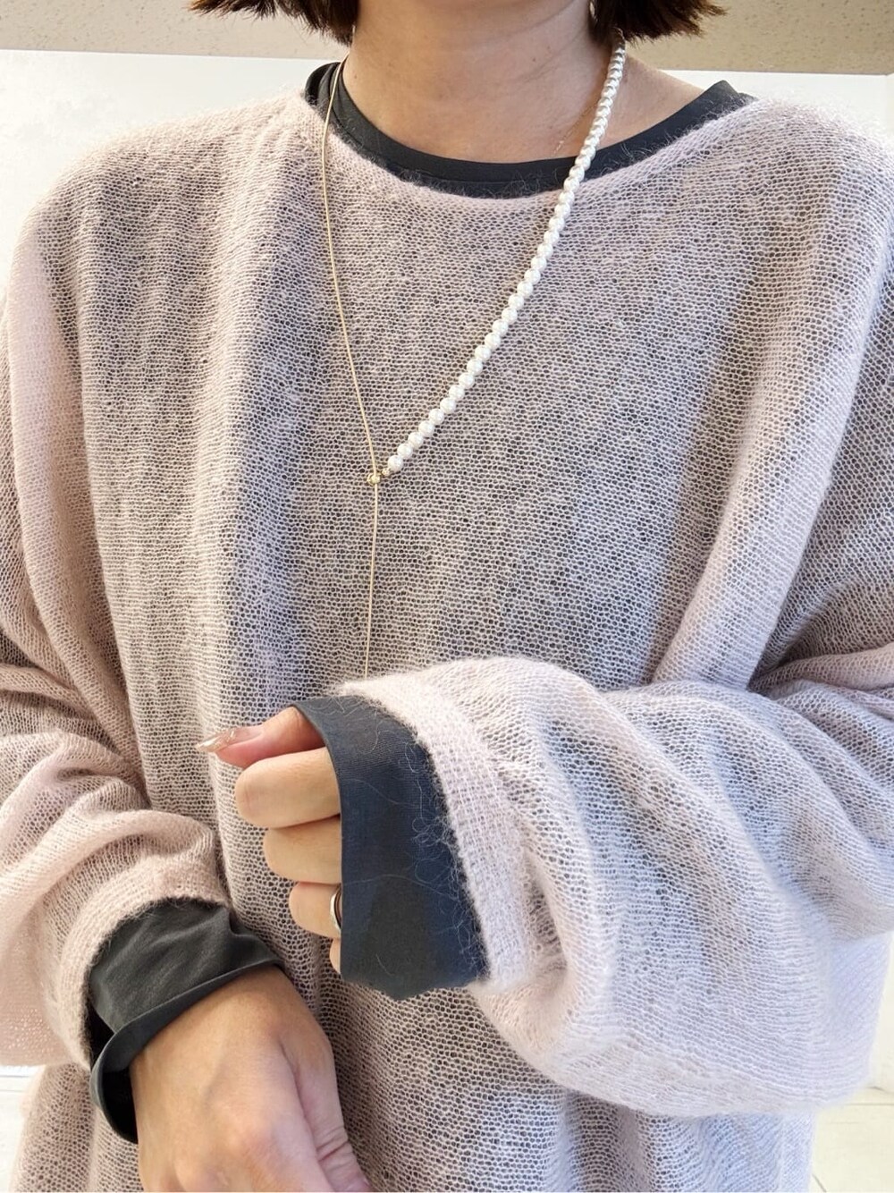 ブルー系のその他パンツ、ピンク系のニット/セーター、グレー系のTシャツ/カットソーを着用したレディースの冬コーディネートの4枚目の写真