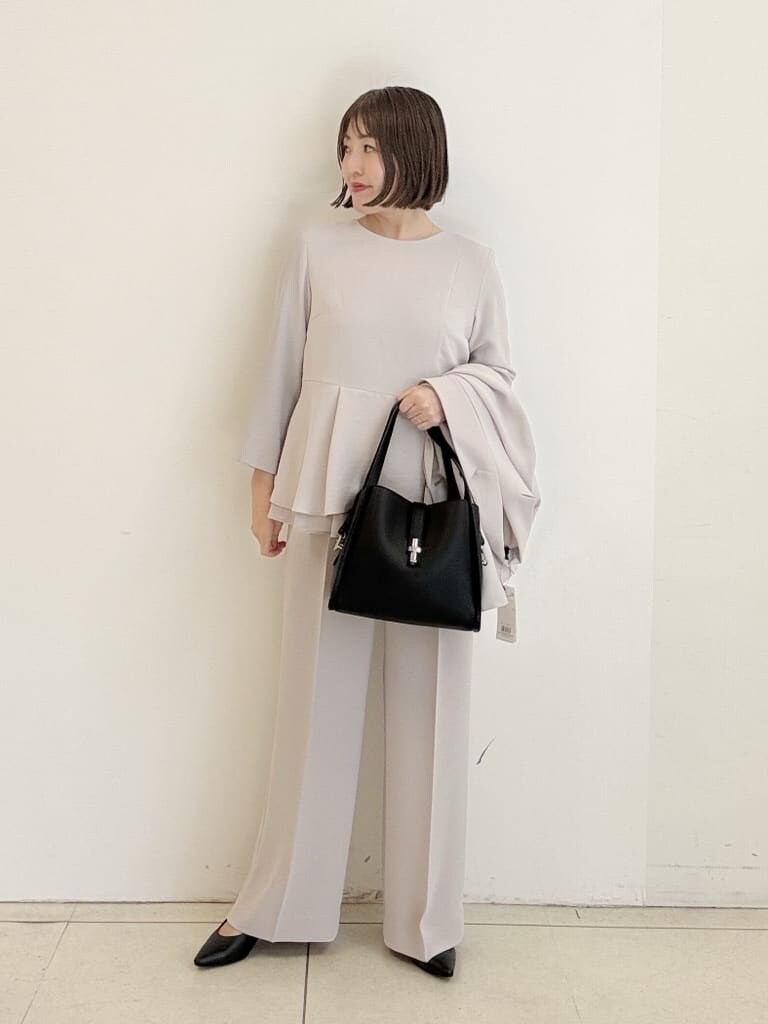 ブラック系のパンプス、ベージュ系のシャツ/ブラウス、ベージュ系のその他パンツを着用したレディースの春コーディネートの2枚目の写真