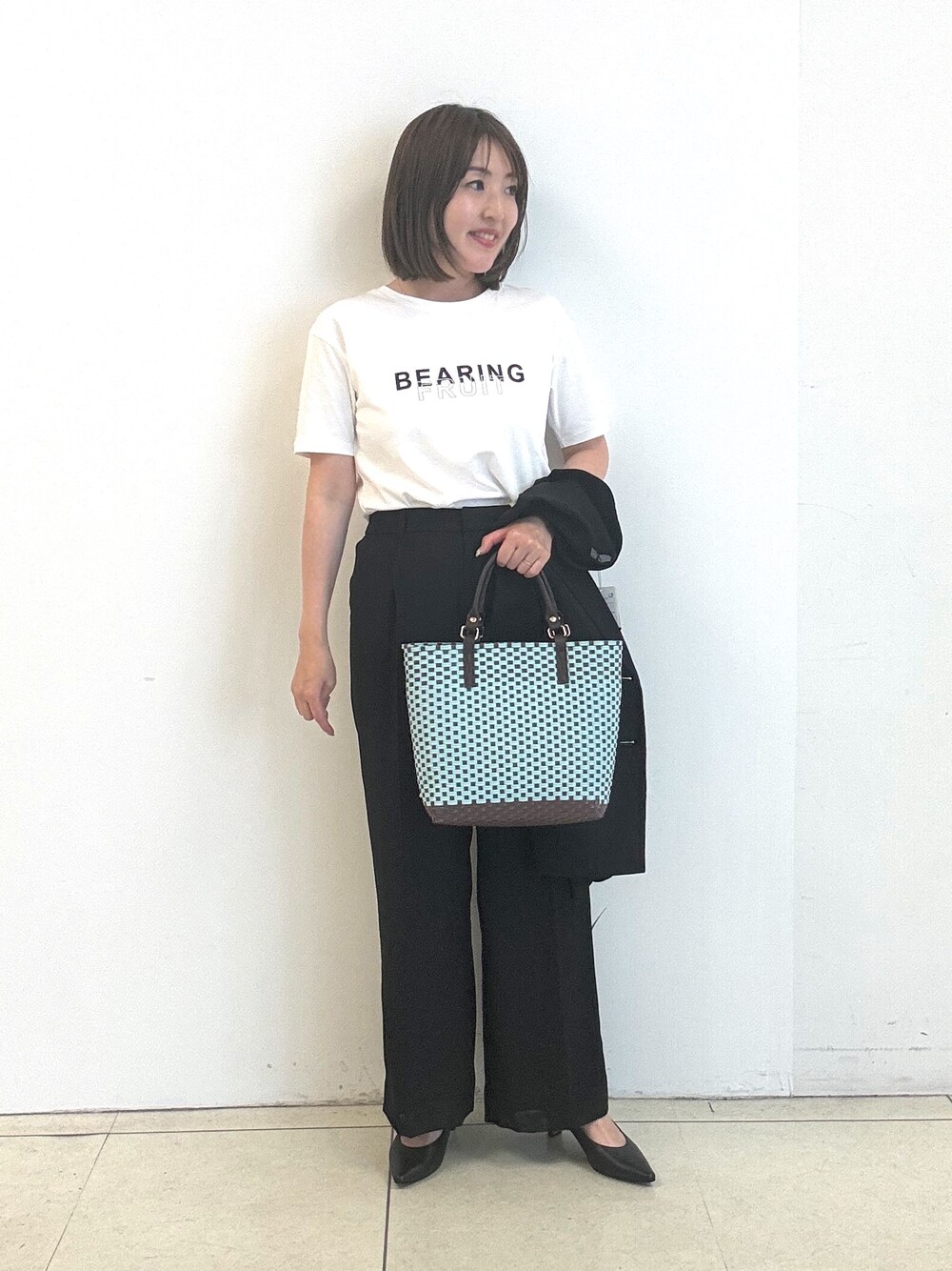 ホワイト系のTシャツ/カットソー、ブラック系のパンプス、ブラック系のテーラードジャケットを着用したレディースの春コーディネートの5枚目の写真