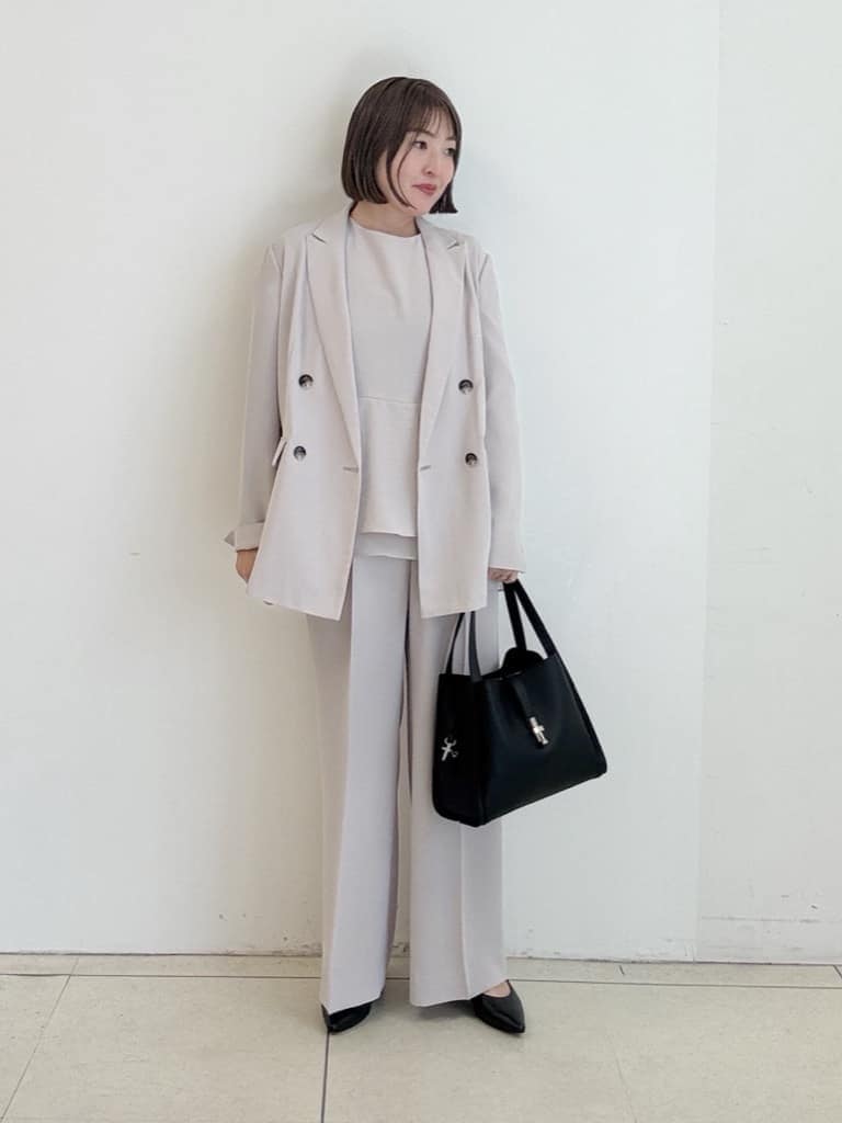 ブラック系のショルダーバッグ、ブラック系のパンプス、ベージュ系のその他パンツを着用したレディースの春コーディネートの3枚目の写真