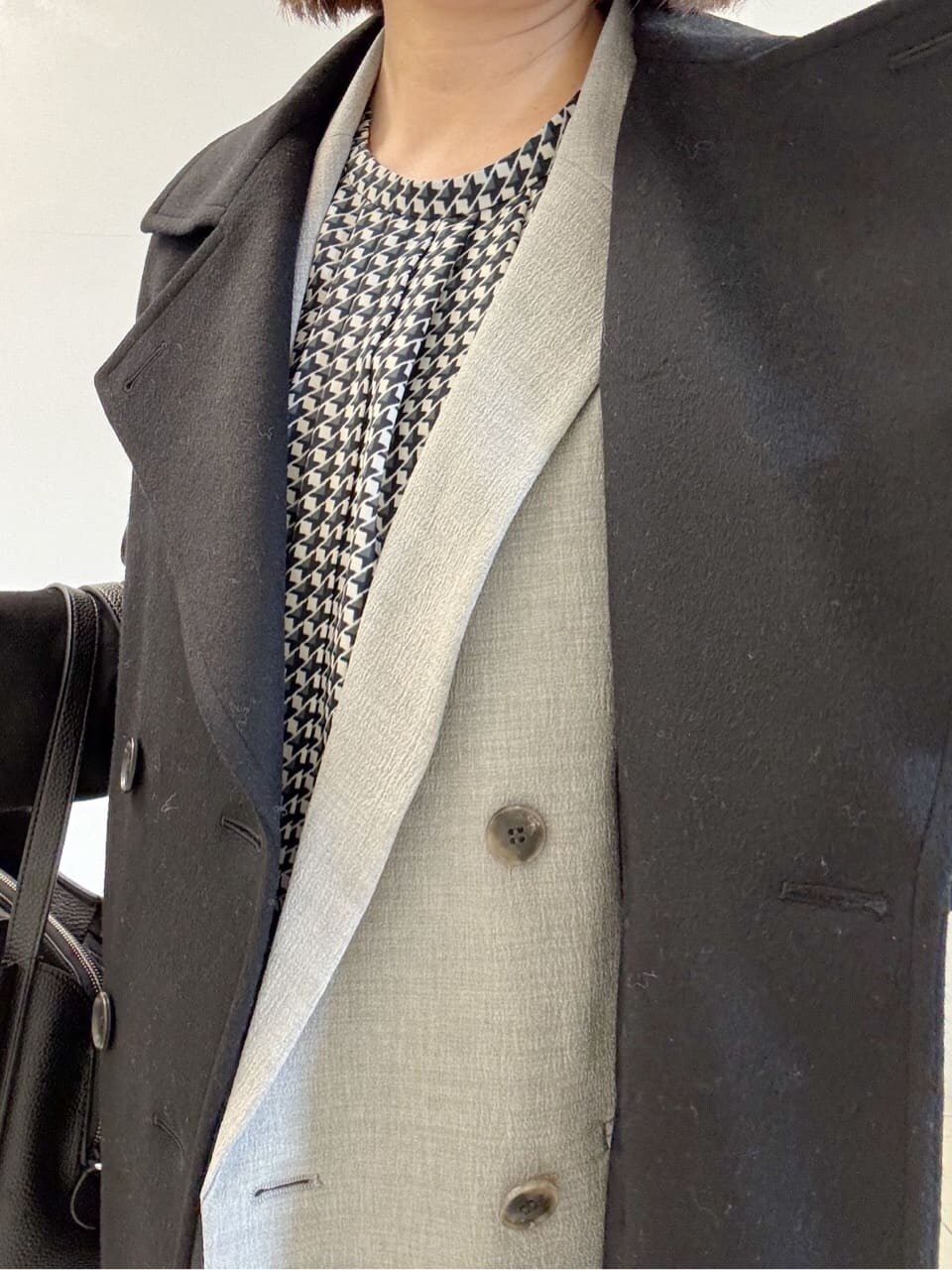 ブラック系のパンプス、ブラック系のハンドバッグ、グレー系のその他パンツを着用したレディースの冬コーディネートの5枚目の写真