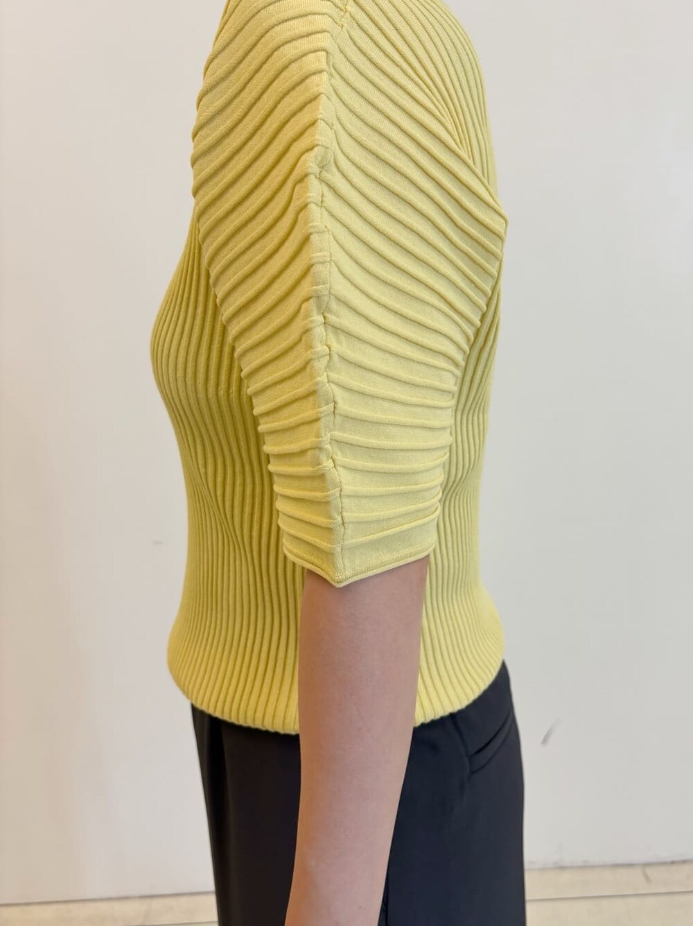 イエロー系のTシャツ/カットソー、グレー系のその他パンツ、ブラック系のショルダーバッグを着用したレディースの夏コーディネートの3枚目の写真