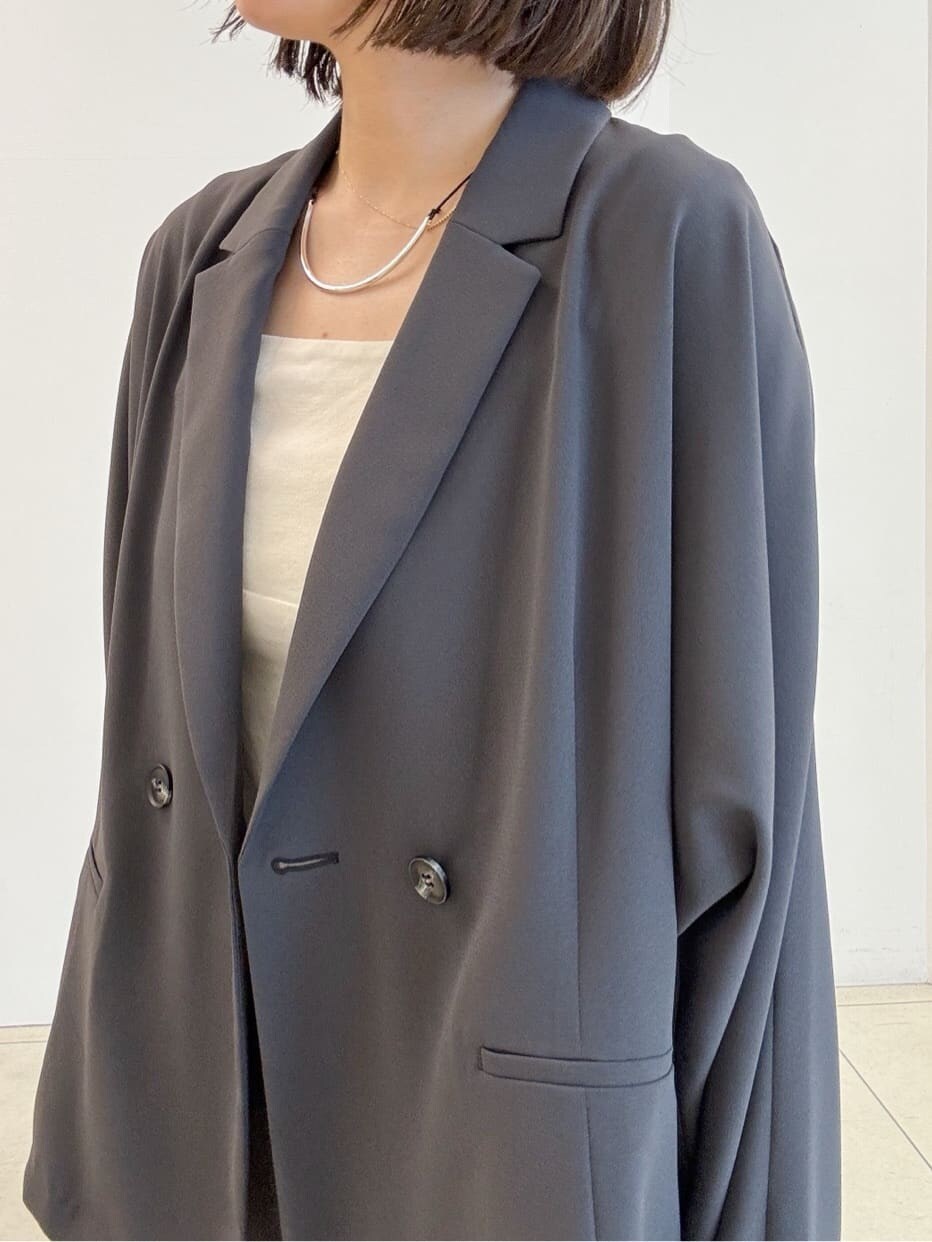 ブラック系のパンプス、グレー系のテーラードジャケット、グレー系のその他パンツを着用したレディースの春コーディネートの4枚目の写真