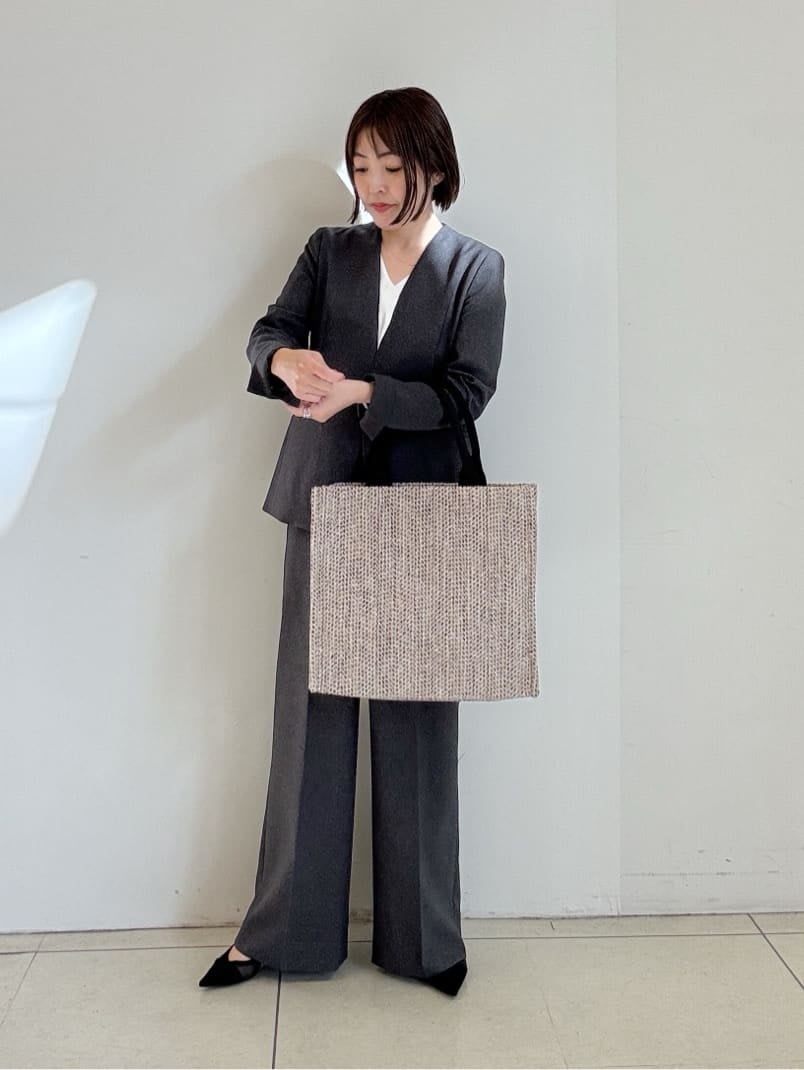 グレー系のスーツパンツ、グレー系のスーツジャケット、ホワイト系のシャツ/ブラウスを着用したレディースの冬コーディネートの4枚目の写真