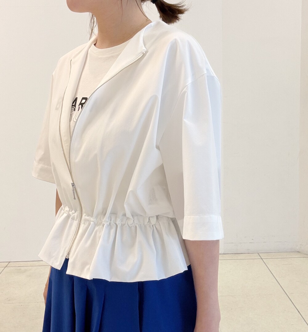 ホワイト系のTシャツ/カットソー、ブラック系のパンプス、ブルー系のスカートを着用したレディースの春コーディネートの5枚目の写真