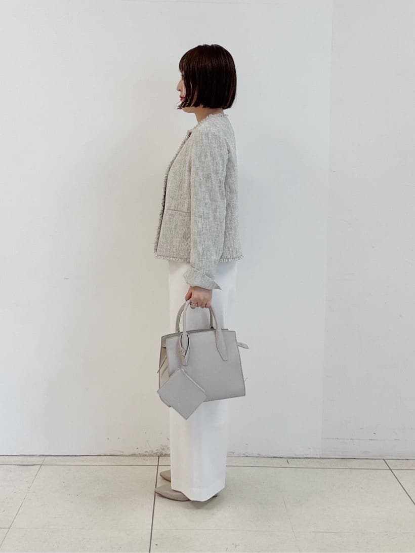 ベージュ系のパンプス、ホワイト系のその他パンツ、ホワイト系のノーカラージャケットを着用したレディースの春コーディネートの3枚目の写真