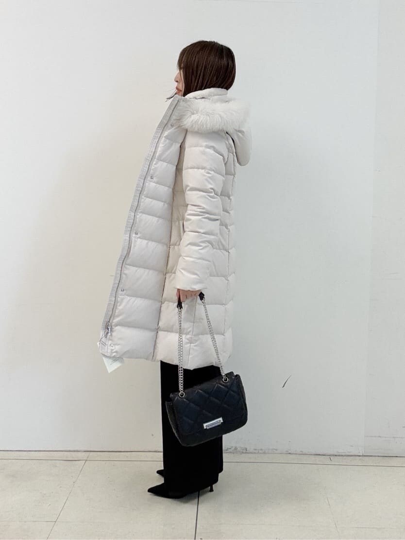 ブラック系のショルダーバッグ、ブラック系のその他パンツ、ベージュ系のニット/セーターを着用したレディースの冬コーディネートの3枚目の写真