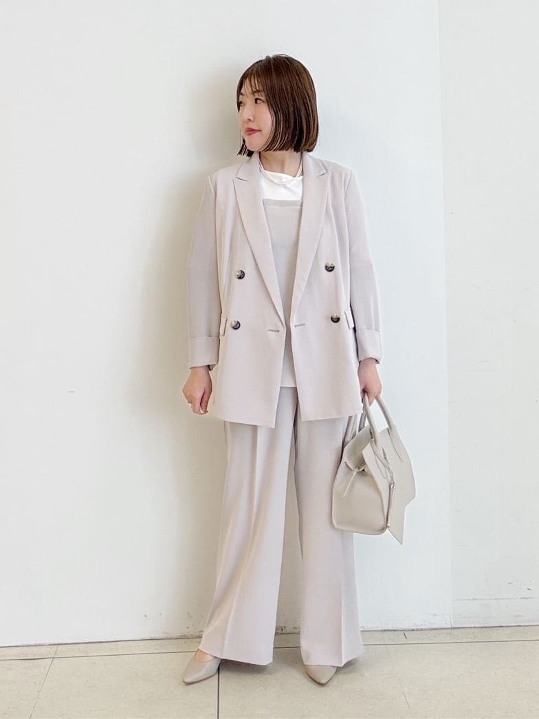 ベージュ系のパンプス、ベージュ系のTシャツ/カットソー、ベージュ系のその他パンツを着用したレディースの春コーディネートの2枚目の写真