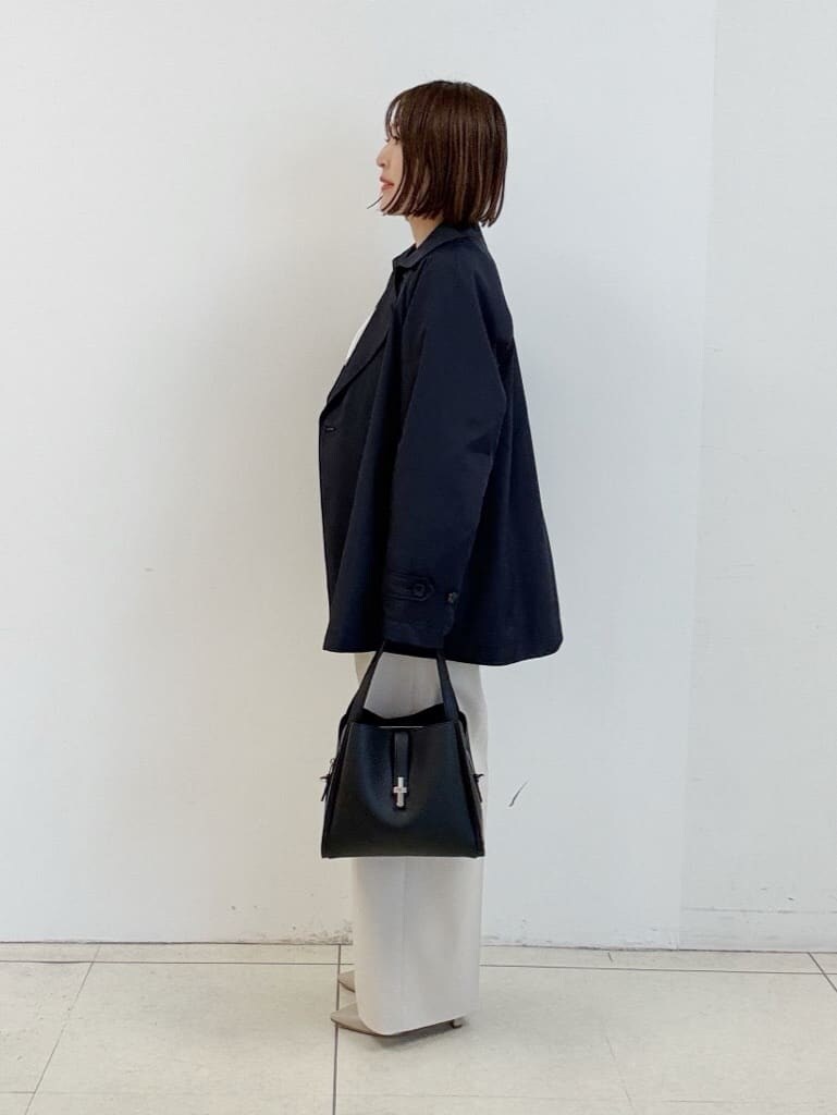 ベージュ系のその他パンツ、ブラック系のハンドバッグ、ホワイト系のシャツ/ブラウスを着用したレディースの冬コーディネートの5枚目の写真