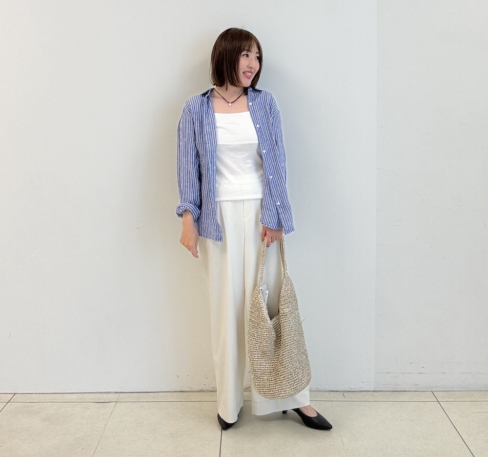 ホワイト系のその他パンツ、ブルー系のシャツ/ブラウス、ブラウン系のトートバッグを着用したレディースの春コーディネートの2枚目の写真