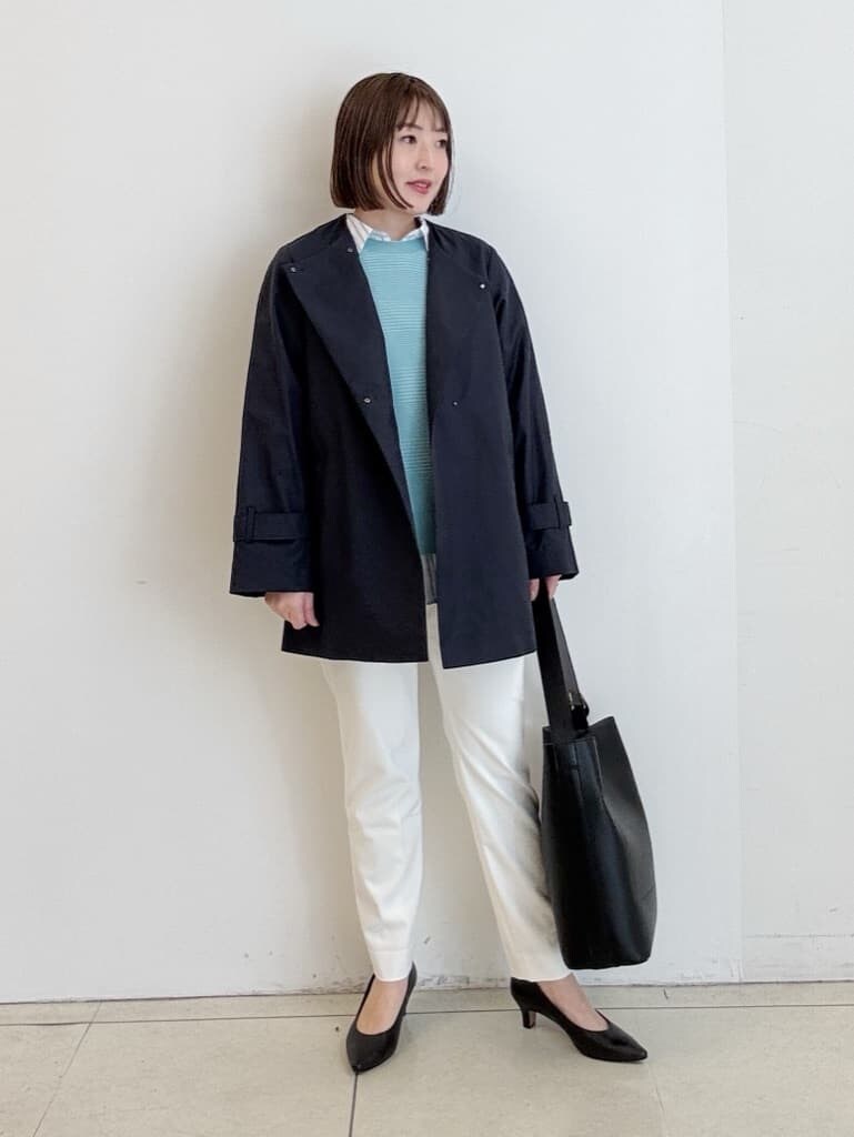 ブラック系のパンプス、グレー系のショルダーバッグ、ブルー系のニット/セーターを着用したレディースの冬コーディネートの3枚目の写真