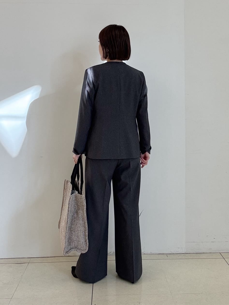グレー系のスーツパンツ、グレー系のスーツジャケット、ホワイト系のシャツ/ブラウスを着用したレディースの冬コーディネートの3枚目の写真