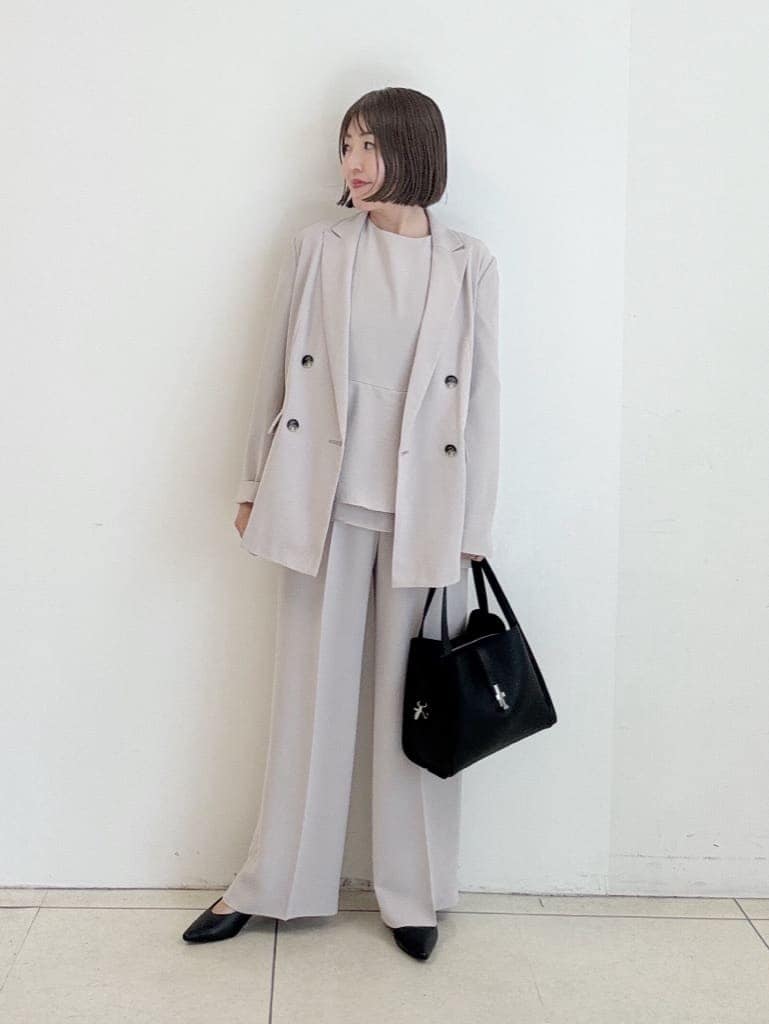 ブラック系のショルダーバッグ、ブラック系のパンプス、ベージュ系のその他パンツを着用したレディースの春コーディネートの2枚目の写真