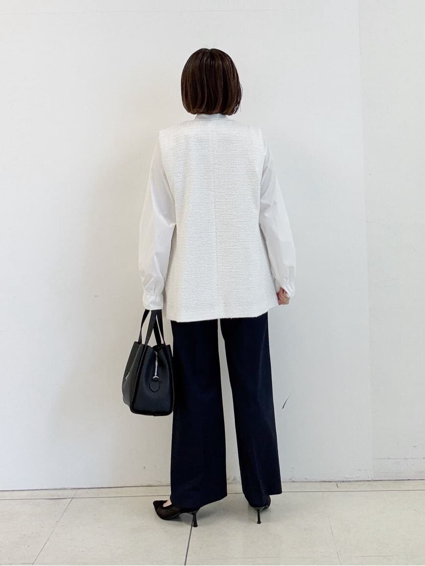 ホワイト系のその他トップス、ブルー系のその他パンツ、ブラック系のハンドバッグを着用したレディースの春コーディネートの3枚目の写真