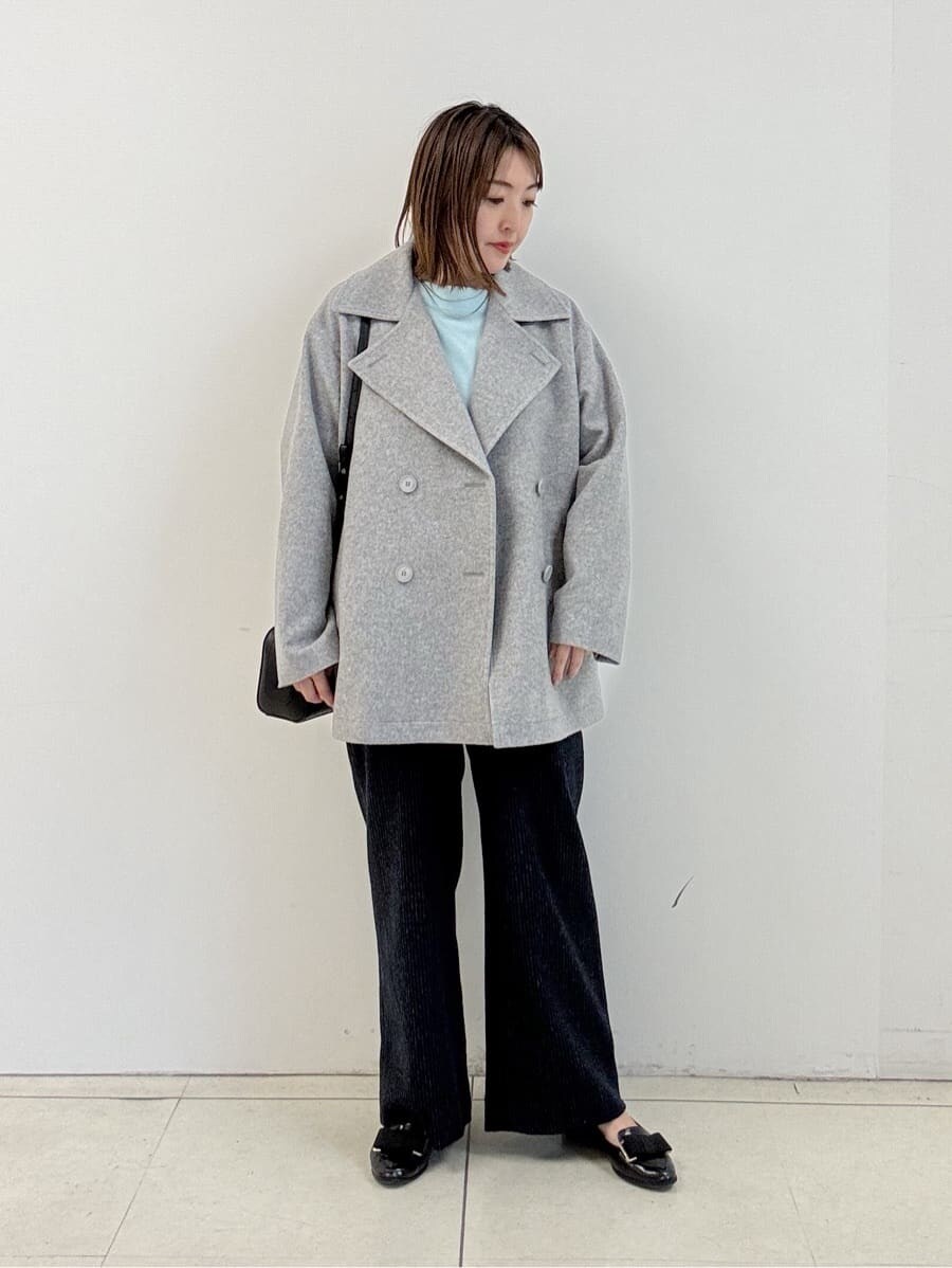 ホワイト系のショルダーバッグ、ブルー系のニット/セーター、ブルー系のその他パンツを着用したレディースの秋コーディネートの3枚目の写真