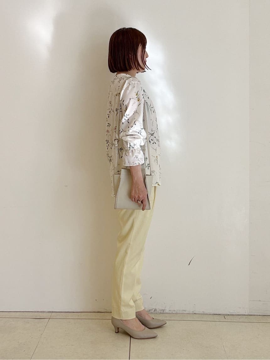ベージュ系のパンプス、イエロー系のその他パンツ、ホワイト系のシャツ/ブラウスを着用したレディースの春コーディネートの3枚目の写真