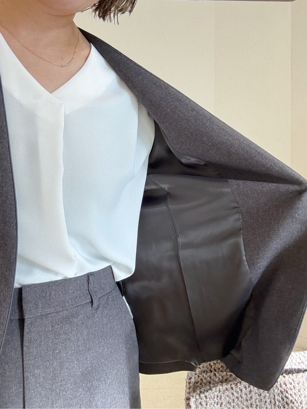 グレー系のスーツパンツ、グレー系のスーツジャケット、ホワイト系のシャツ/ブラウスを着用したレディースの冬コーディネートの6枚目の写真