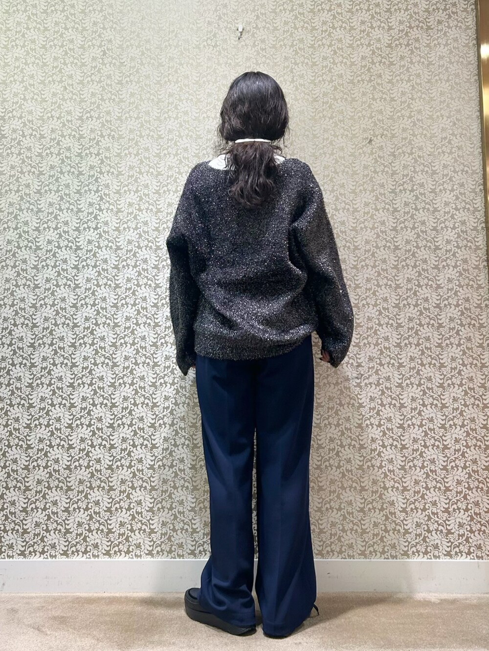 ブラック系のニット/セーター、ブルー系のその他パンツを着用したレディースの冬コーディネートの7枚目の写真