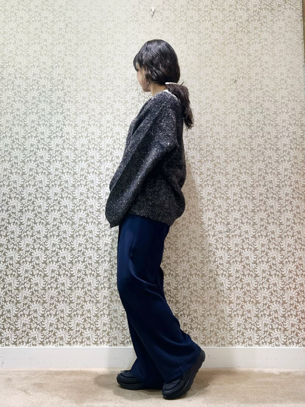 ブラック系のニット/セーター、ブルー系のその他パンツを着用したレディースの冬コーディネートの6枚目の写真