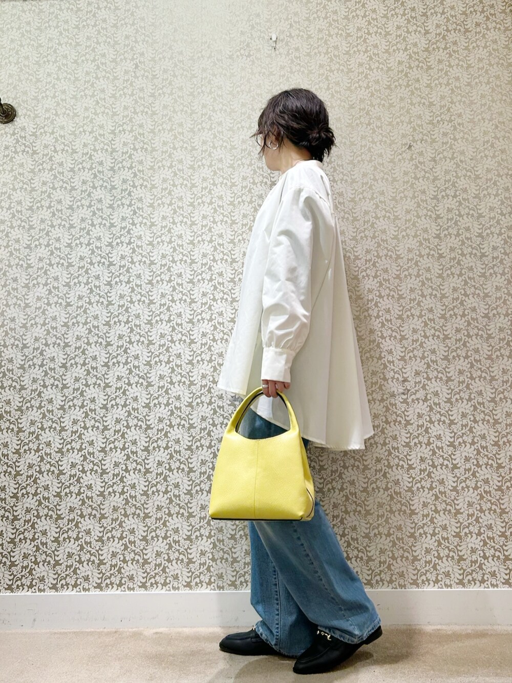 ホワイト系のシャツ/ブラウス、ブルー系のデニムパンツを着用したレディースの冬コーディネートの2枚目の写真