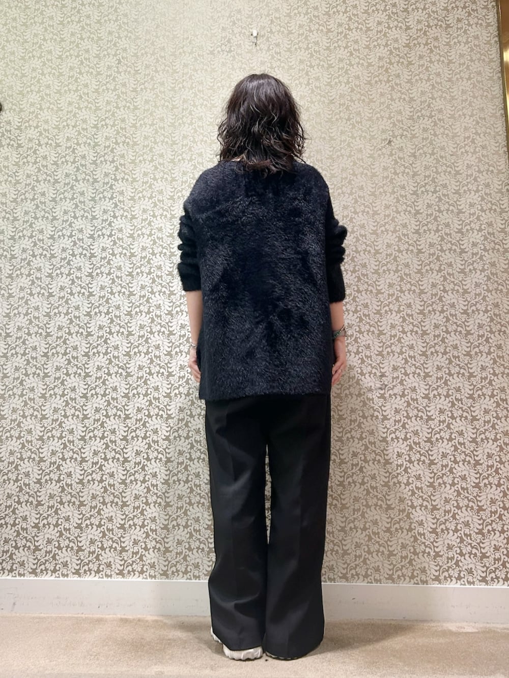 ブラック系のサロペット/オーバーオール、ブラック系のカーディガン/ボレロを着用したレディースの冬コーディネートの5枚目の写真