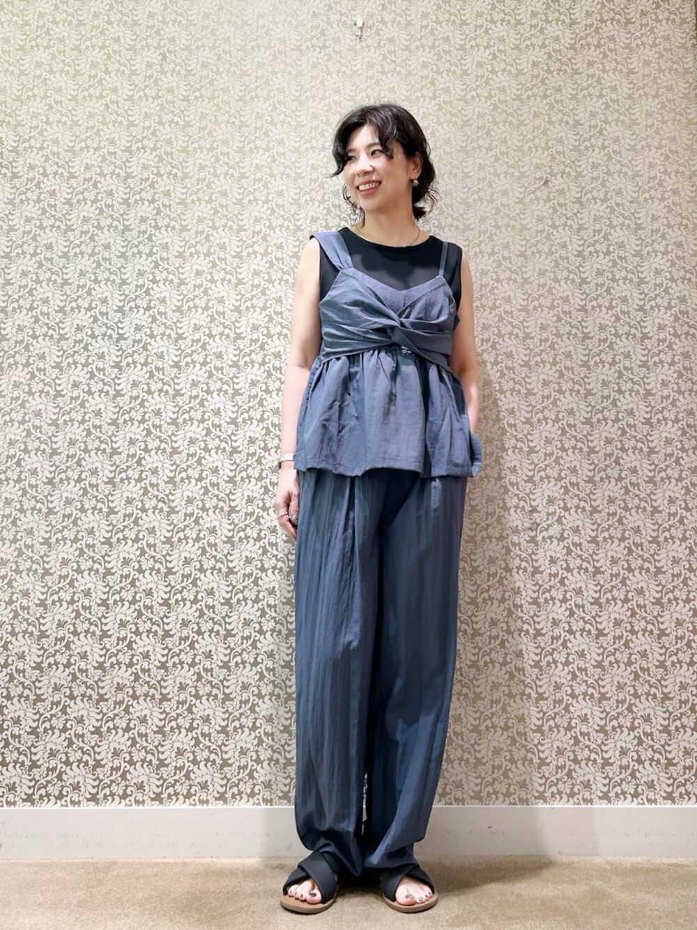 ブルー系のベスト、ブルー系のその他パンツ、ブラック系のタンクトップを着用したレディースの夏コーディネートの4枚目の写真