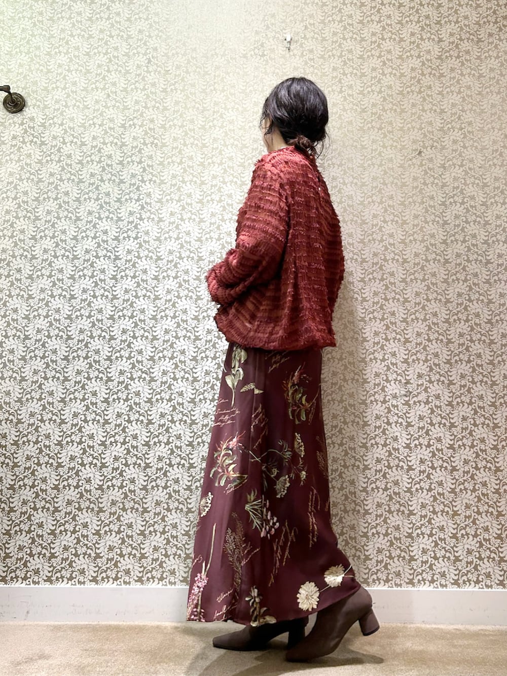 ブラウン系のシャツ/ブラウス、ブラウン系のスカートを着用したレディースの秋コーディネートの4枚目の写真