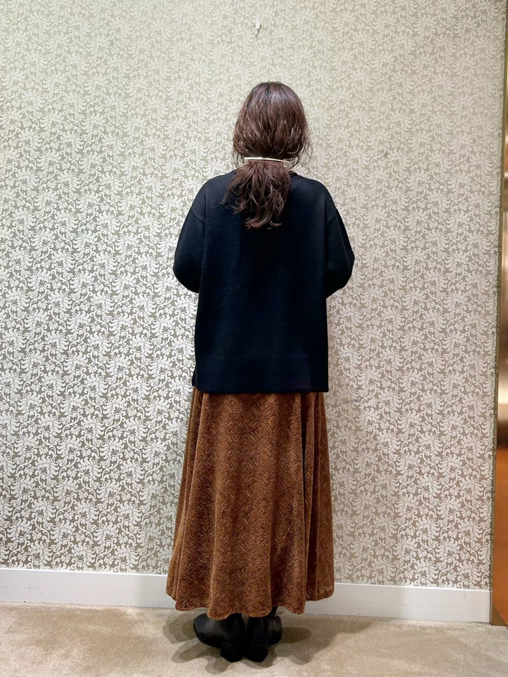 「モノトーン、ニット、ブラウン、冬コーデ」｜「KATHARINE ROSSの【KATHARINE ROSS】京都府立植物園コラボ コダチダリアニットプルオーバー（ニット/セーター、ブラック系）」を使った、megmiさん（レディース・154cm）の秋コーディネートの3枚目の写真