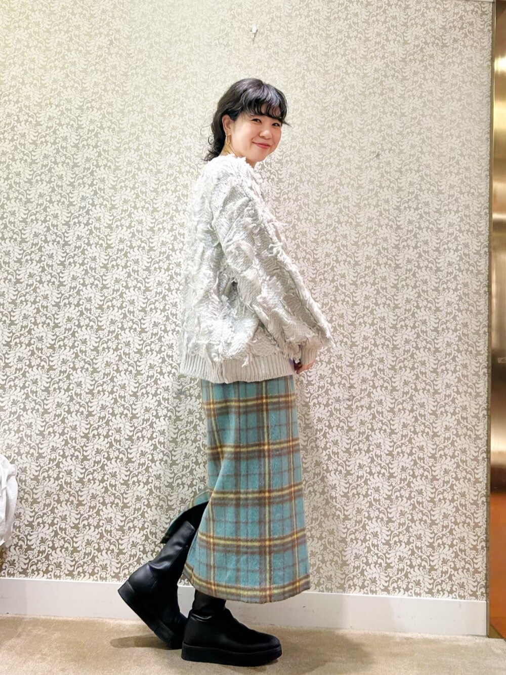 「ニット、チェック、きれいめカジュアル、おしゃれさんと繋がりたい」｜「KATHARINE ROSSの【PILLINI/ピリーニ】フリンジプルオーバー（ニット/セーター、グレー系）」を使った、megmiさん（レディース・154cm）の秋コーディネートの2枚目の写真